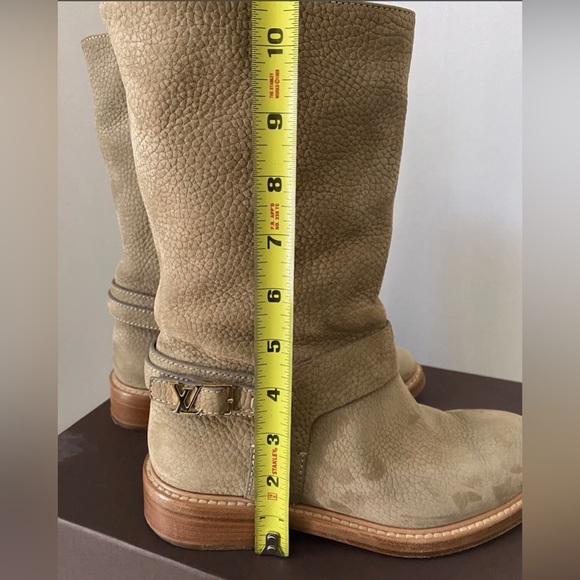Authentic Louis Vuitton Boots! Tan Color & Brass LV Logo Accent. Size 36 (US 6) - Picture 5 of 10